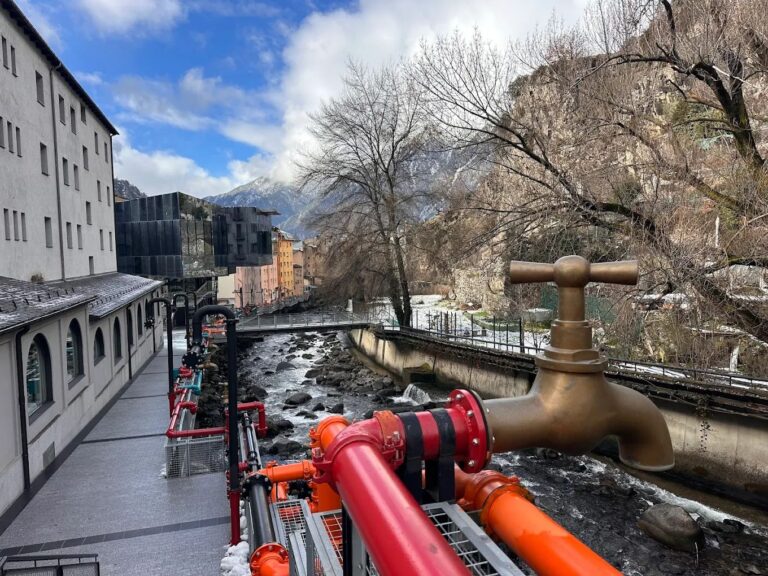 Instal·lació al passeig del riu, de l'artista Javier Balmaseda.