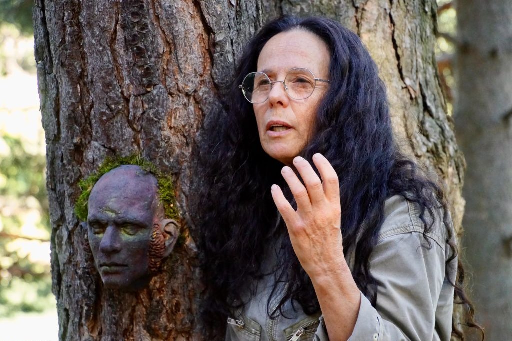 L'artista Pilar Montécino durant la presentació de la mostra. / Comú d'Encamp