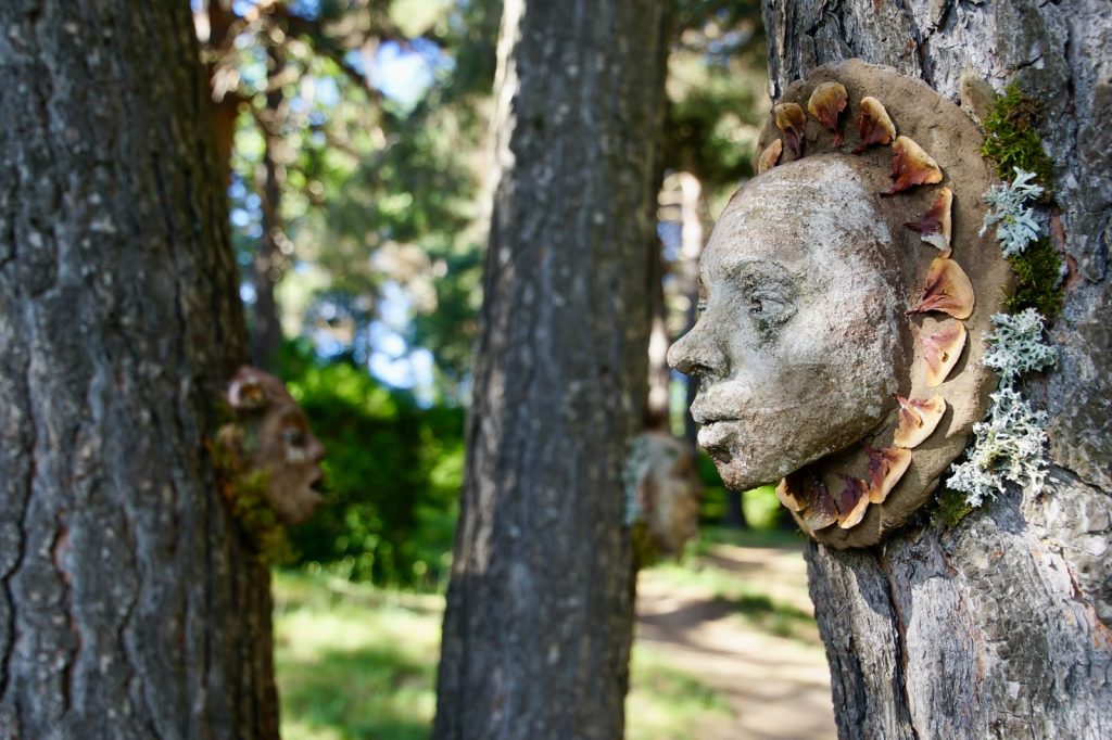Algunes de les obres que formen part de l’exposició efímera d’art ambiental 'Els guardians del llac' / ANA