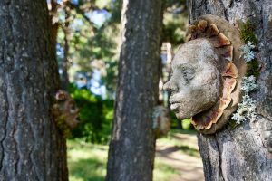 Algunes de les obres que formen part de l’exposició efímera d’art ambiental 'Els guardians del llac' / ANA