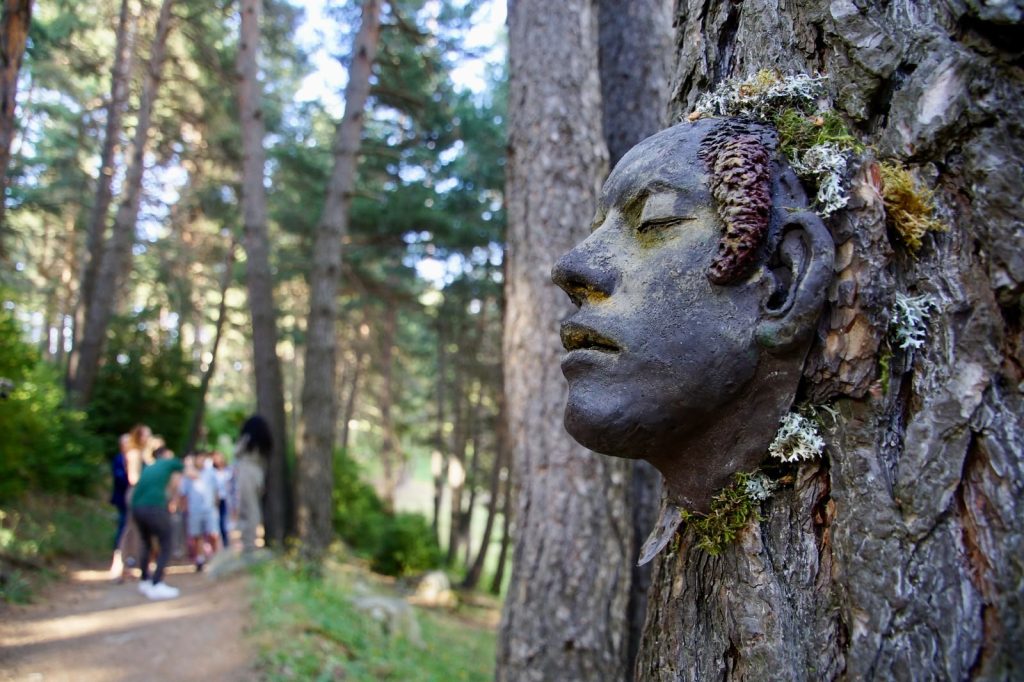 Algunes de les obres que formen part de l’exposició efímera d’art ambiental 'Els guardians del llac' / Comú d'Encamp