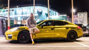 El youtuber Corbacho amb el seu Porsche Panamera davant Illa Carlemany / EC