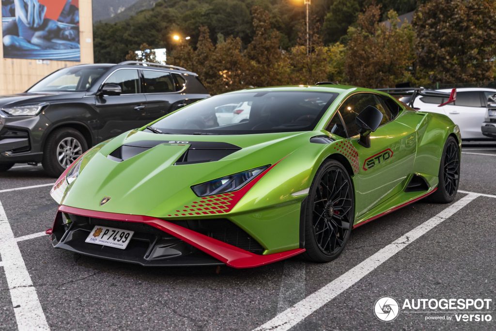 Un Lamborghini Huracan aparcat davant d'Illa Carlemany / Google