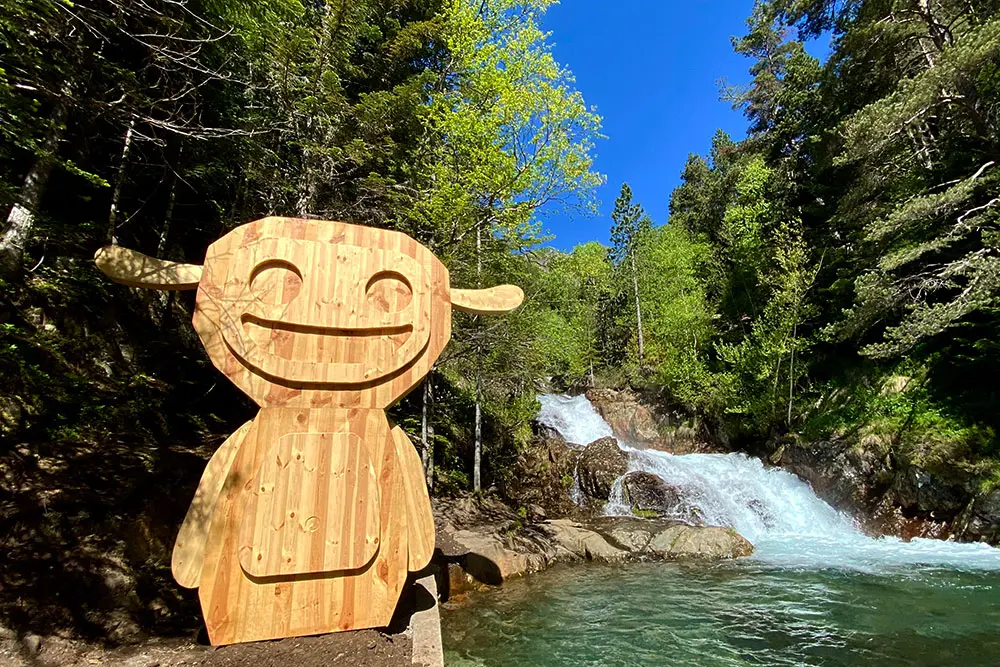 Cascada del riu d'Arinsal al costat d ela figura del Tamarro / Estiber