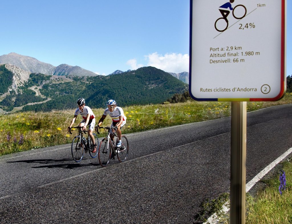 Ciclistes fent rutes per Andorra / Google