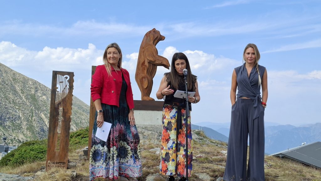 La consellera de Turisme del comú d'Encamp, Verònica Solsona, amb la cònsol, Laura Mas, i l'artista Naiara Galdós, amb l'escultura al fons.