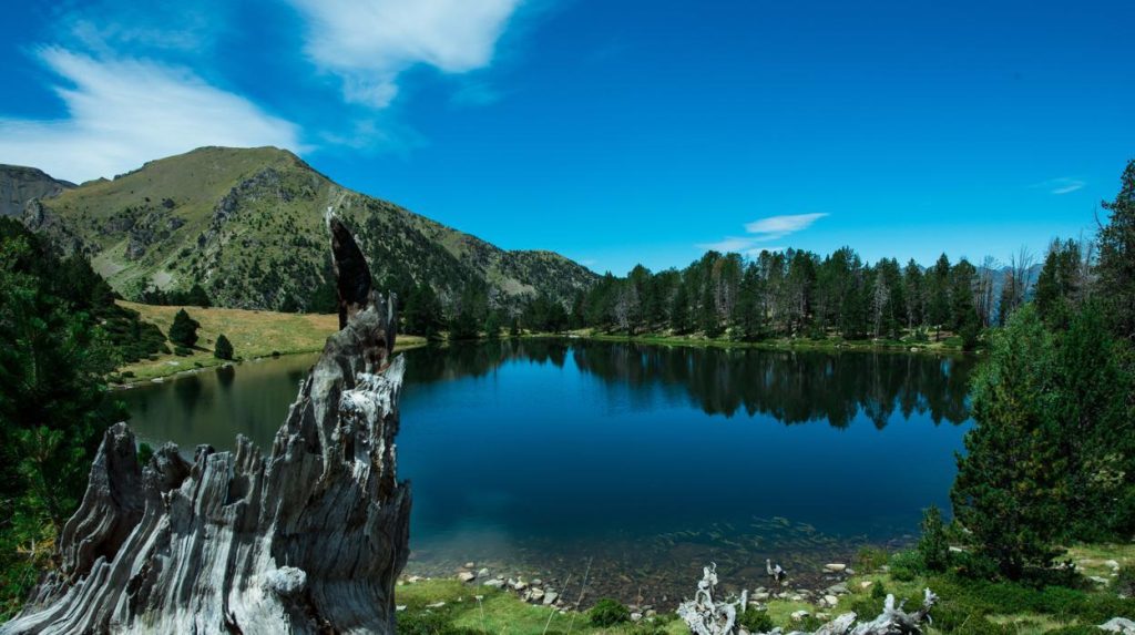 Imatge d'un llac enmig de la muntanya a Andorra / Commons