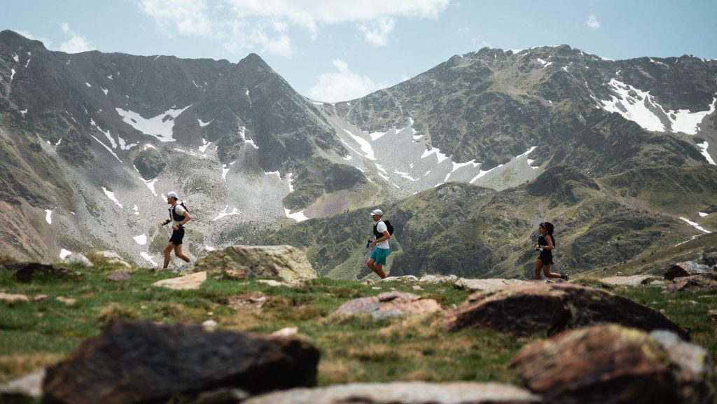 Tres participants en una cursa de muntanya a Andorra / UTMB
