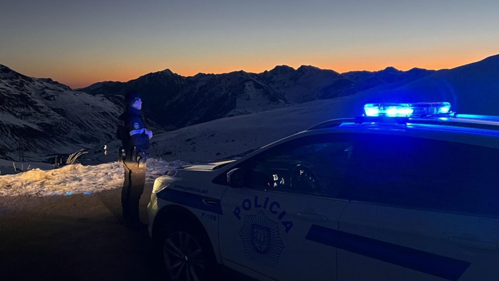 Cotxe policial andorrà en una control a la muntanya / Policia