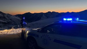 Cotxe policial andorrà en una control a la muntanya / Policia