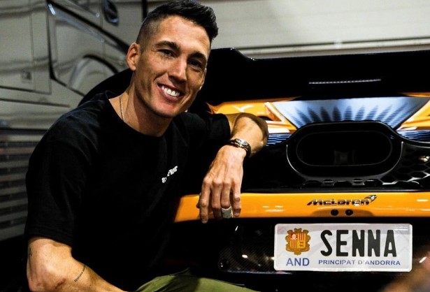Aleix Espargaro i el seu McLaren 750 amb matrícula andorrana personalitzada en honor a Ayrton Senna / Paddock