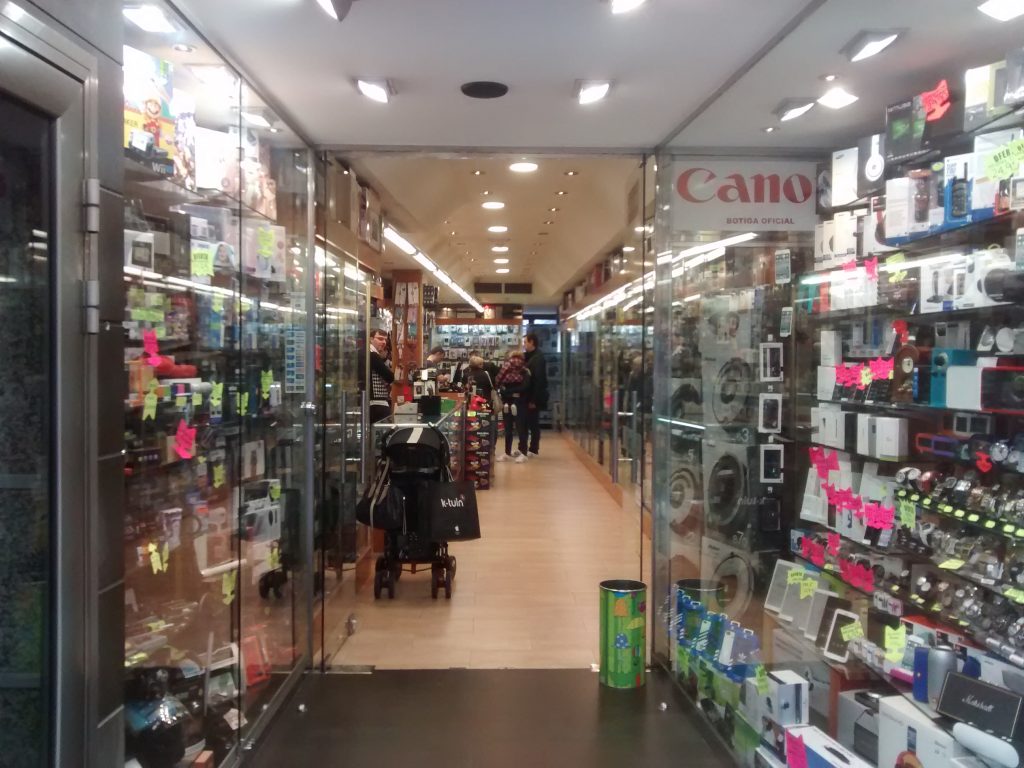 Botiga de tecnologia / Commons