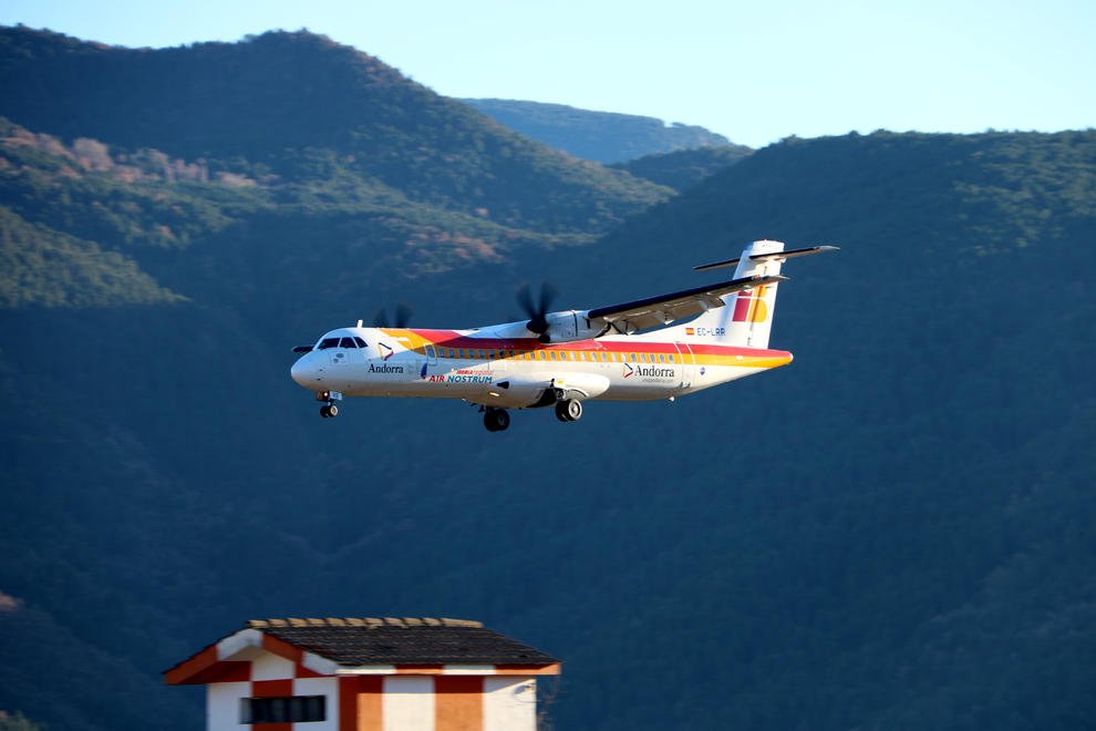 Avió aterrant a l'aeroport de la Seu / DS