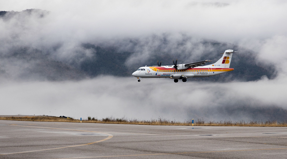 Avió aterrant a l'aeroport d'Andorra la Seu / Arxiu