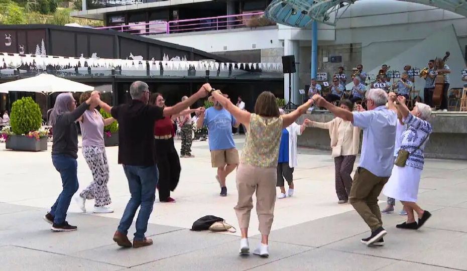 Sardanes a la Plaça dels Arínsols / Comú d'Encamp.