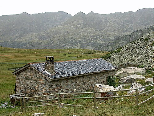 Refugi de Siscaró / Commons
