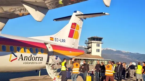 Vol a l'aeroport de la Seu / Arxiu