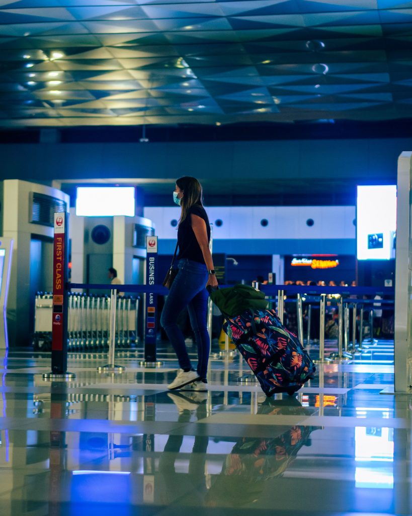 Turista en un aeroport / Commons
