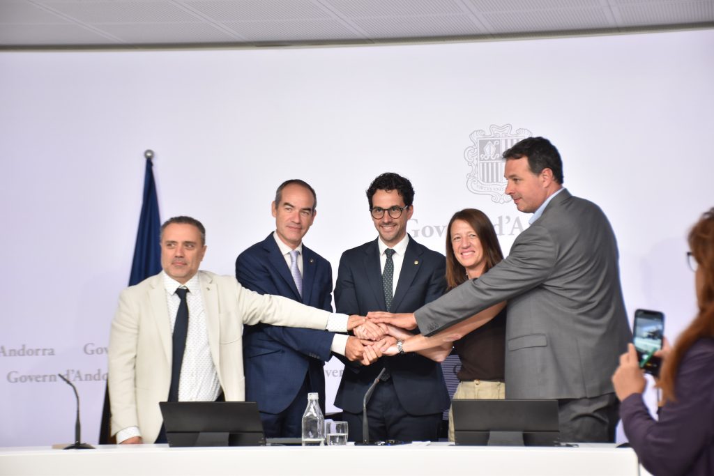 Els cònsols de Canillo, Ordino i el ministre de Medi Ambient, Agricultura i Ramaderia, Guillem Casal, en la presentació del projecte de llei del parc / ANA