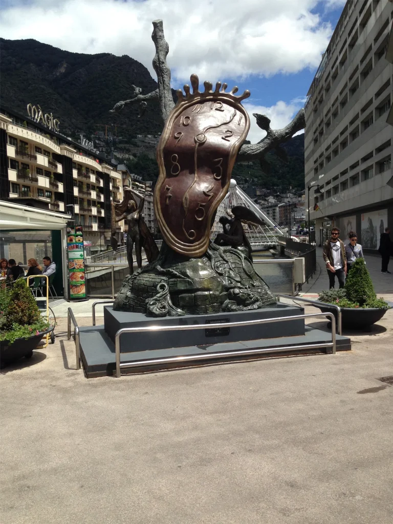 Rellotge de Dalí al centre d'Andorra la Vella / Arxiu