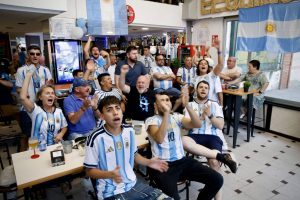 Argentins mirant un partit de la seva selecció / NE
