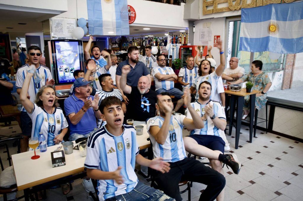 Argentins en un bar veient un partit de la seva selecció / NE