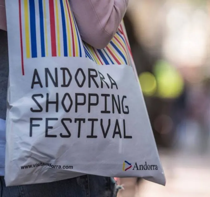 Turista amb una bossa de l'Andorra Shopping Festival / Gastronosfera