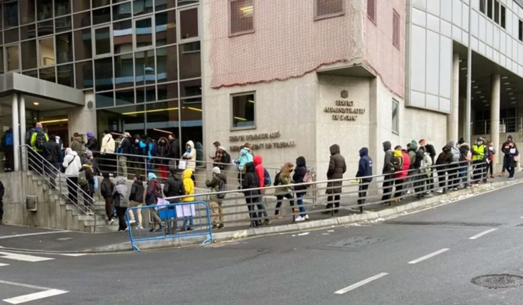 Cues al Servei d'Immigració / Arxiu