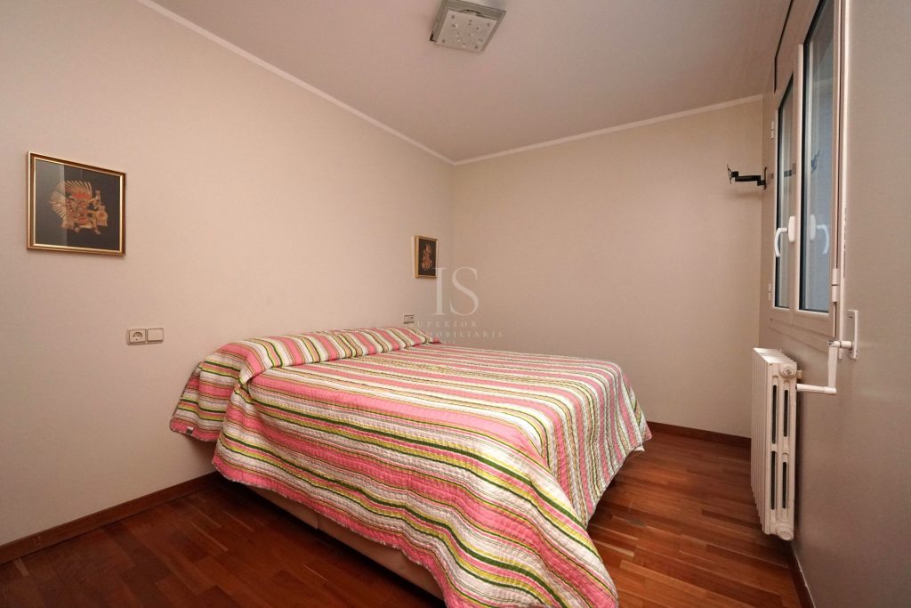 Habitació en un pis d'un portal de lloguer / Pisos.ad