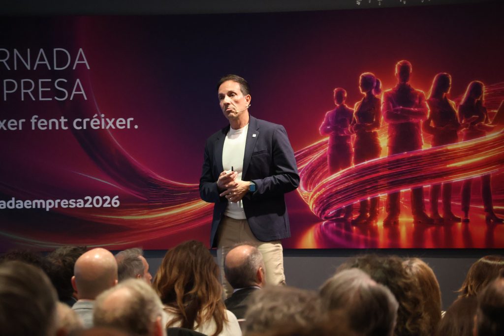 El director de Persones i Desenvolupament Organitzatiu d’Andorra Telecom, Christian Fernández, durant la seva conferència./ANA