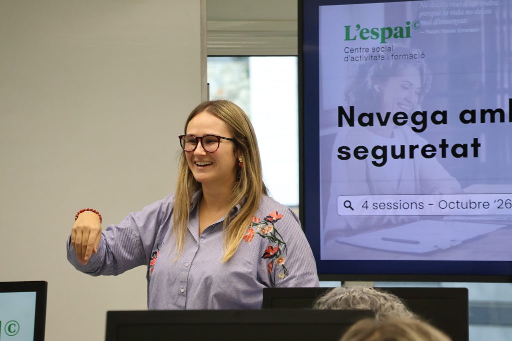 La monitora de la formació, Xènia Torres, durant la sessió. / DM-ANA