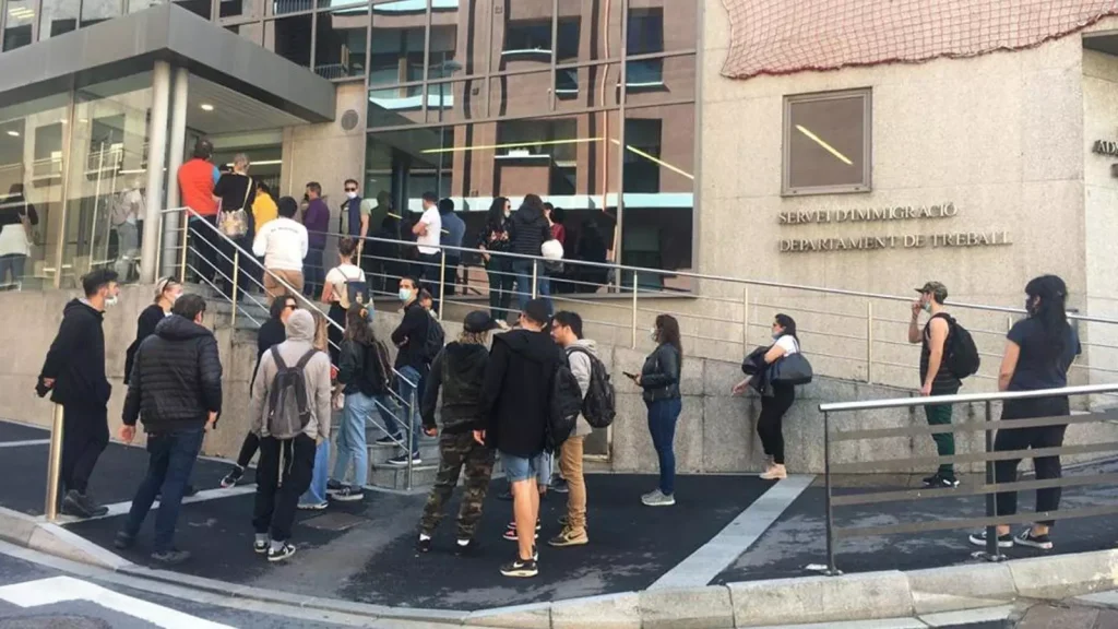 Cues al Servei d'Immigració per tramitar documents / Arxiu