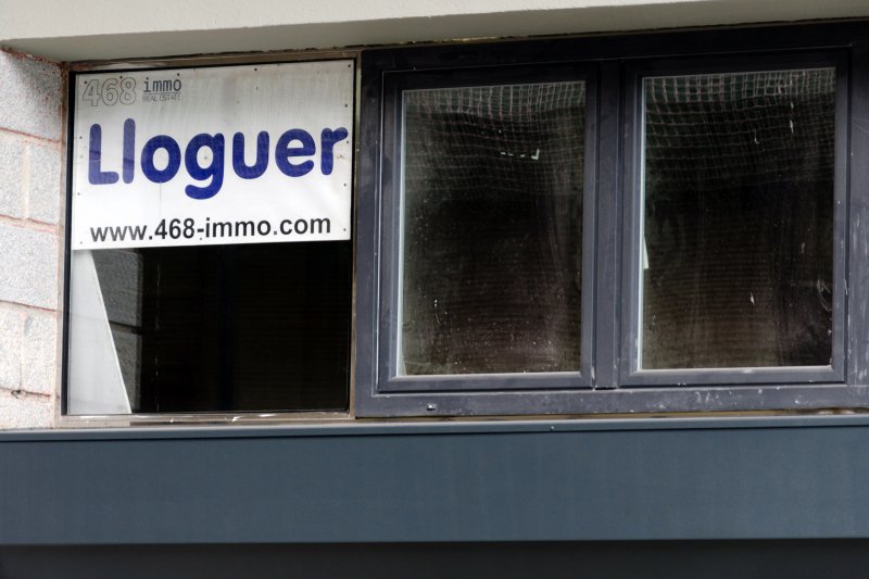 Anunci de lloguer en un edifici / TK